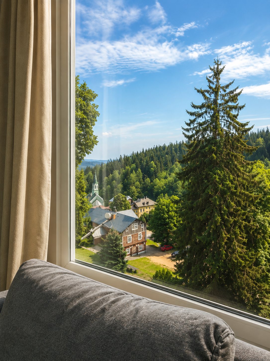Výhled z okna apartmánu na Krkonoše